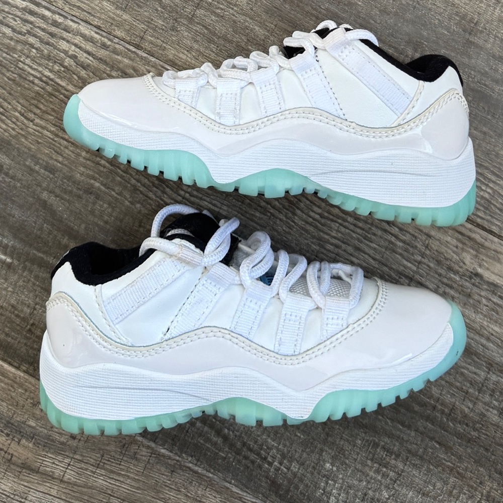 Jordan 11 retro low legend blue 8c